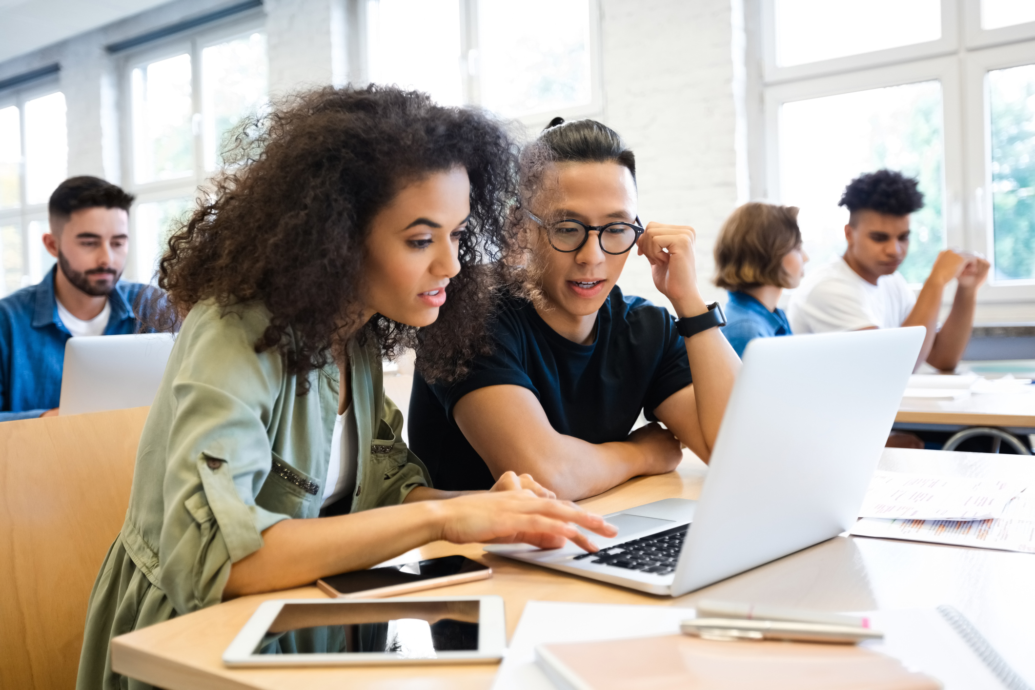 college students share laptop